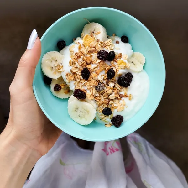 Jogurt z płatkami i bananem